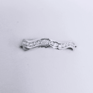Anillo ondulado de plata con diamantes incrustados