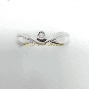 Anillo de plata con diamante solitario