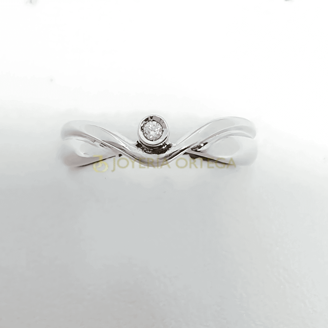 Anillo de plata con diamante solitario