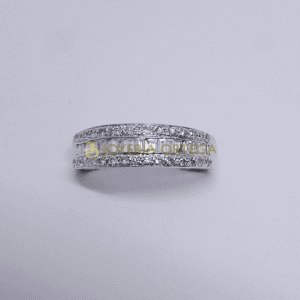 Anillo con diamantes brillantes sobre fondo blanco
