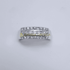 Anillo de plata con diamantes incrustados