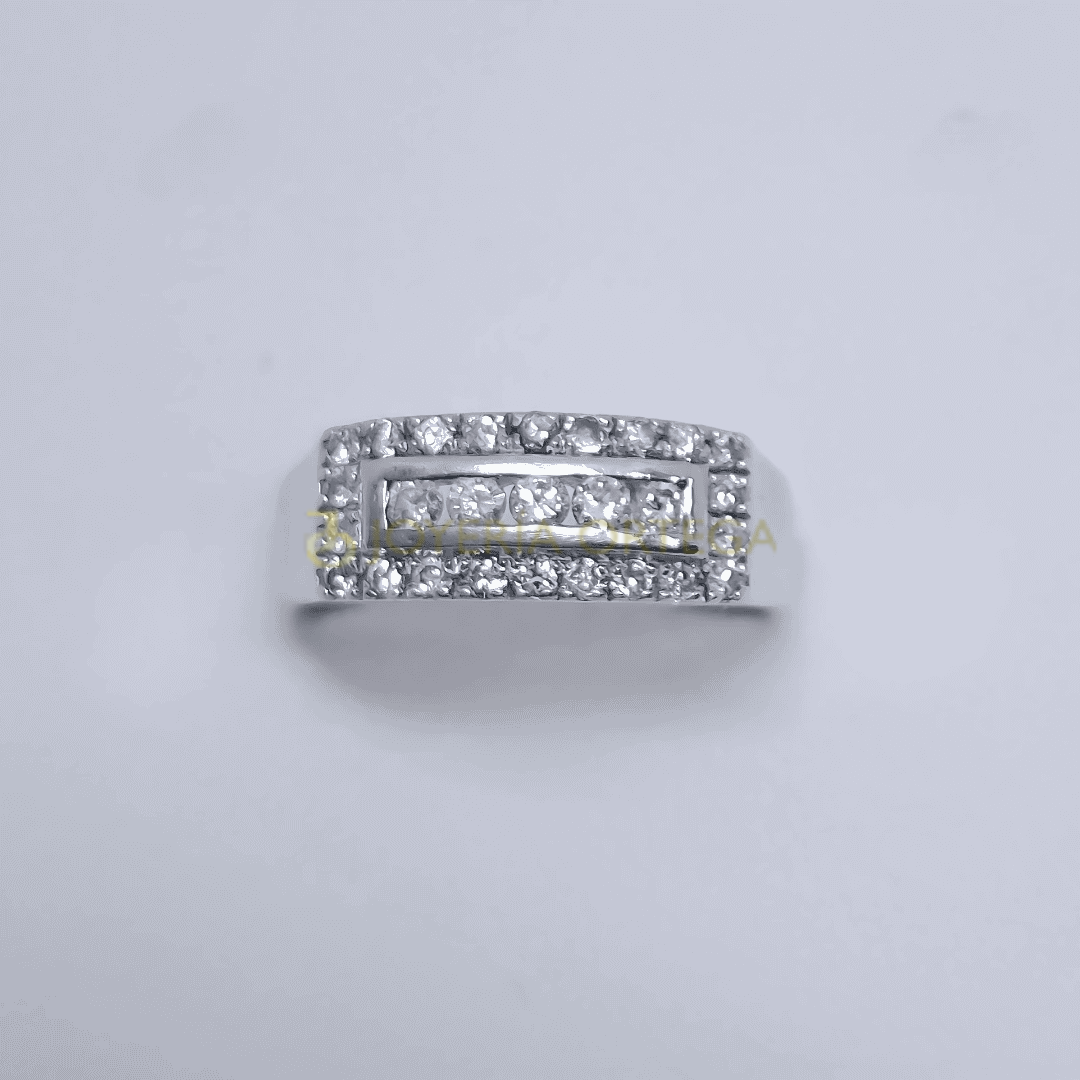 Anillo de plata con diamantes incrustados