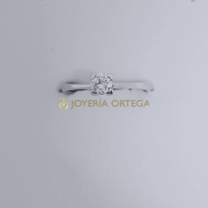 Anillo de compromiso con diamante solitario