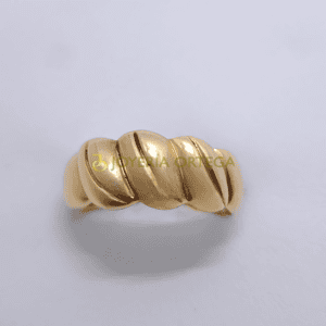 Anillo dorado de diseño trenzado sobre fondo blanco