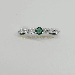 Anillo elegante con diamantes y esmeralda central