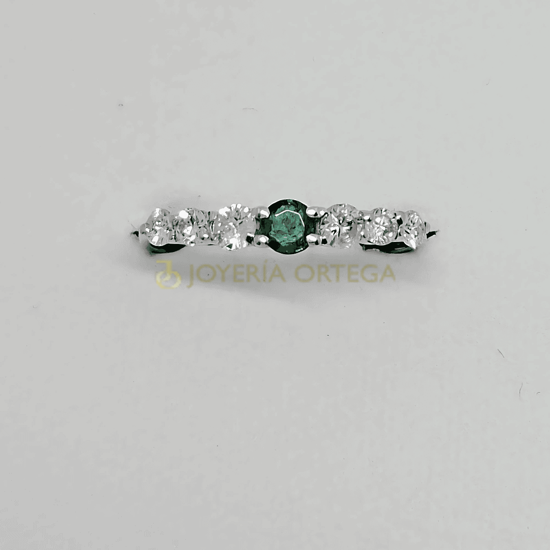 Anillo elegante con diamantes y esmeralda central