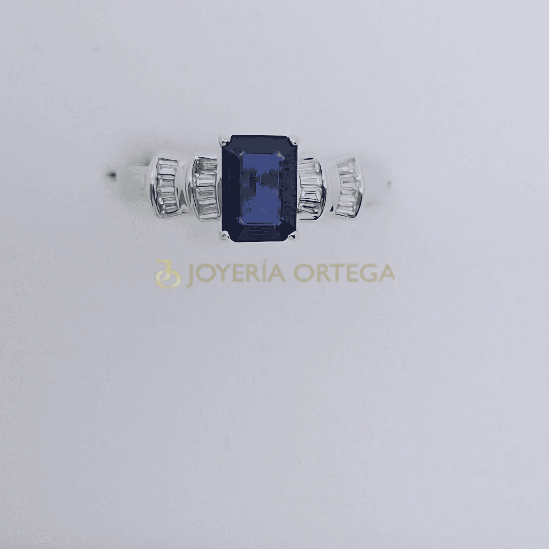Anillo con zafiro azul y diamantes rectangulares
