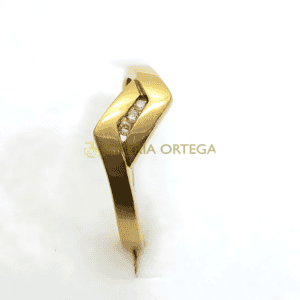 Anillo de oro con diamantes incrustados