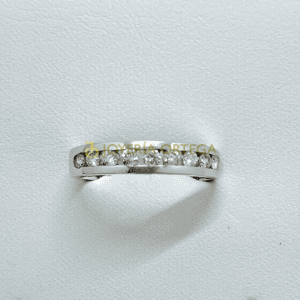 Anillo de oro blanco con diamantes sobre fondo texturizado