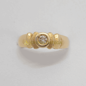 Anillo de oro con diamante central