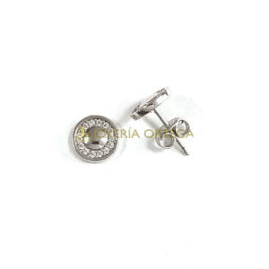 Pendientes de plata con cristales brillantes.