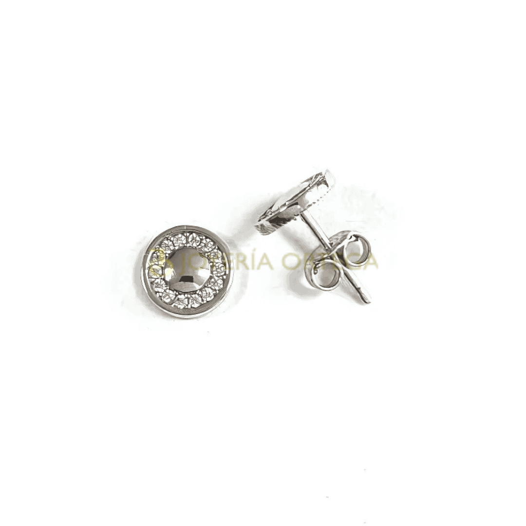 Pendientes de plata con cristales brillantes.