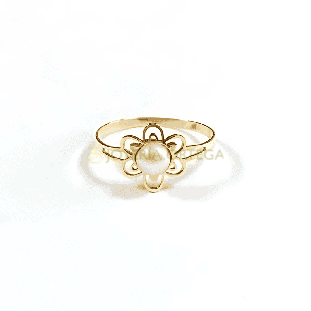 Anillo dorado con perla central