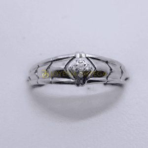 Anillo de plata con detalle de diamante central