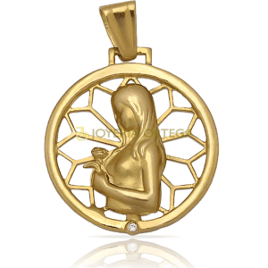 Colgante dorado con figura religiosa y diseño geométrico.