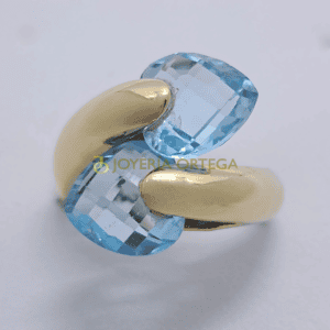 Anillo dorado con gran piedra azul brillante