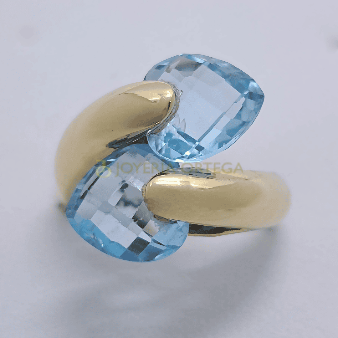 Anillo dorado con gran piedra azul brillante