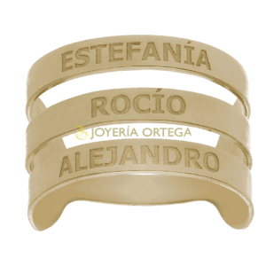 Brazalete dorado con nombres grabados