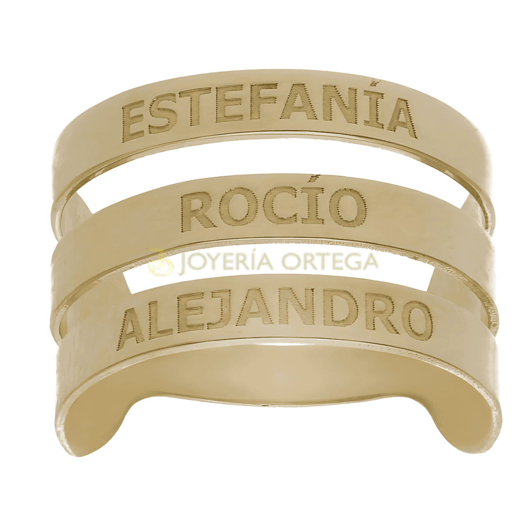 Brazalete dorado con nombres grabados