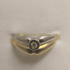Anillo de oro y plata con diamante central