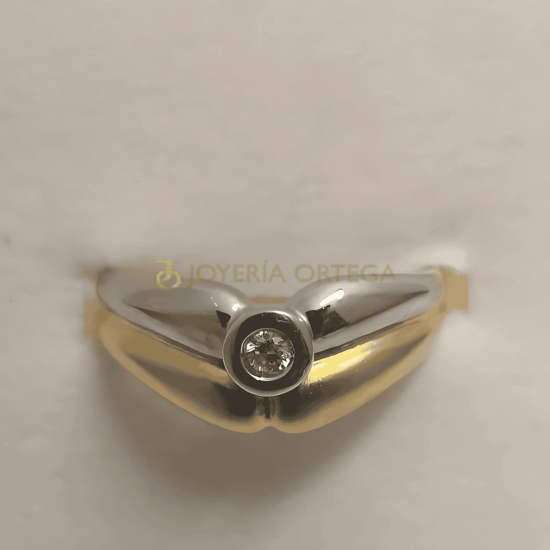 Anillo de oro y plata con diamante central