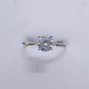 Anillo de compromiso con diamante grande y brillante