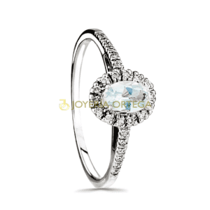 Anillo de plata con gema ovalada brillante