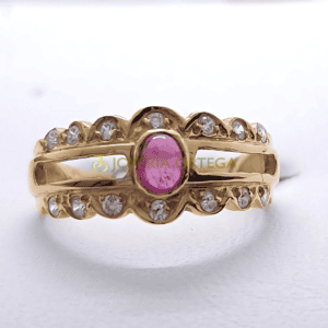 Anillo de oro con piedra rosa y diamantes