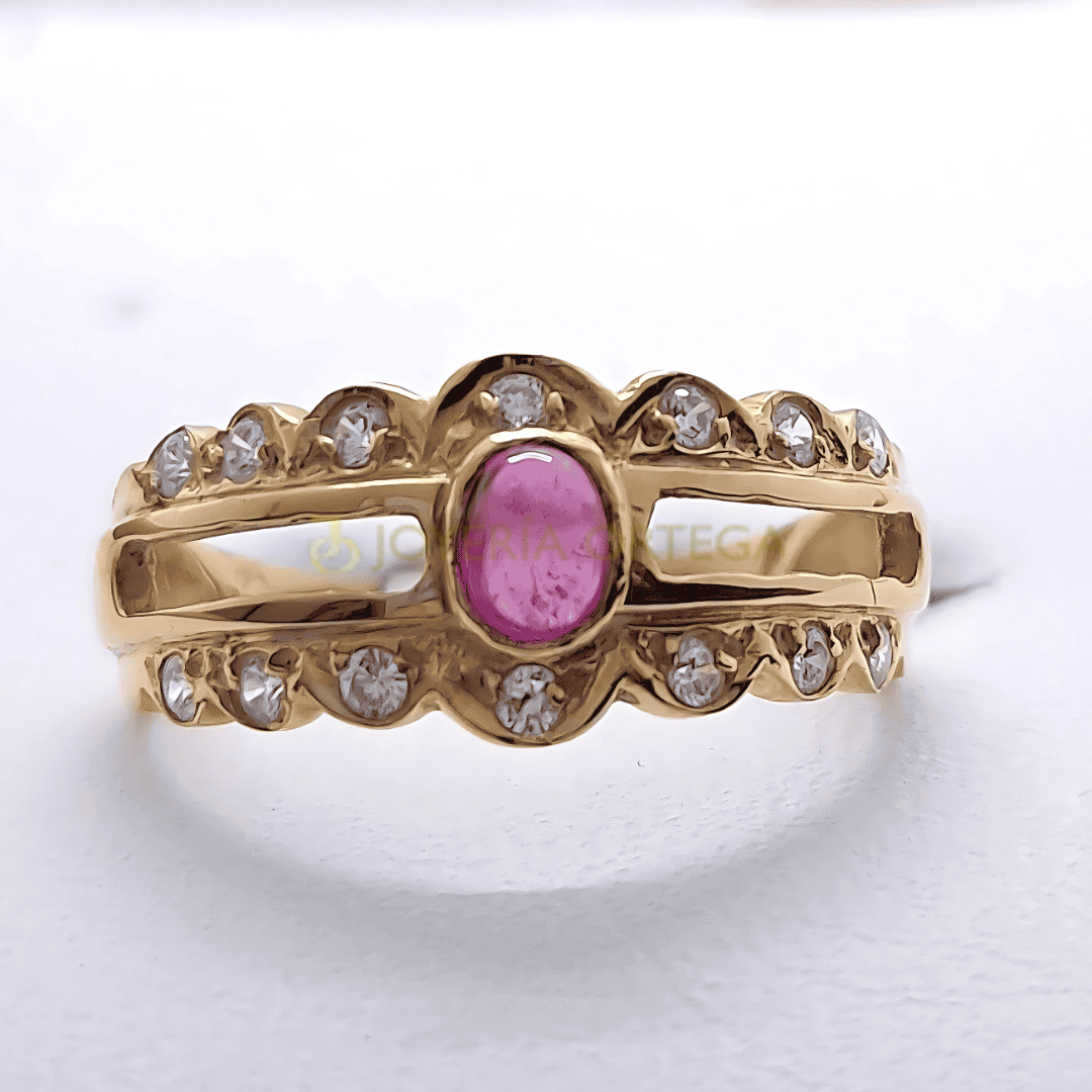 Anillo de oro con piedra rosa y diamantes