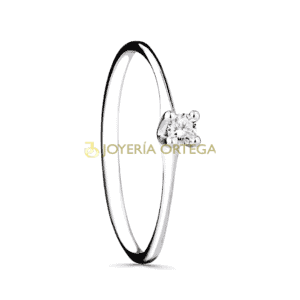 Anillo solitario de diamante sobre fondo blanco.