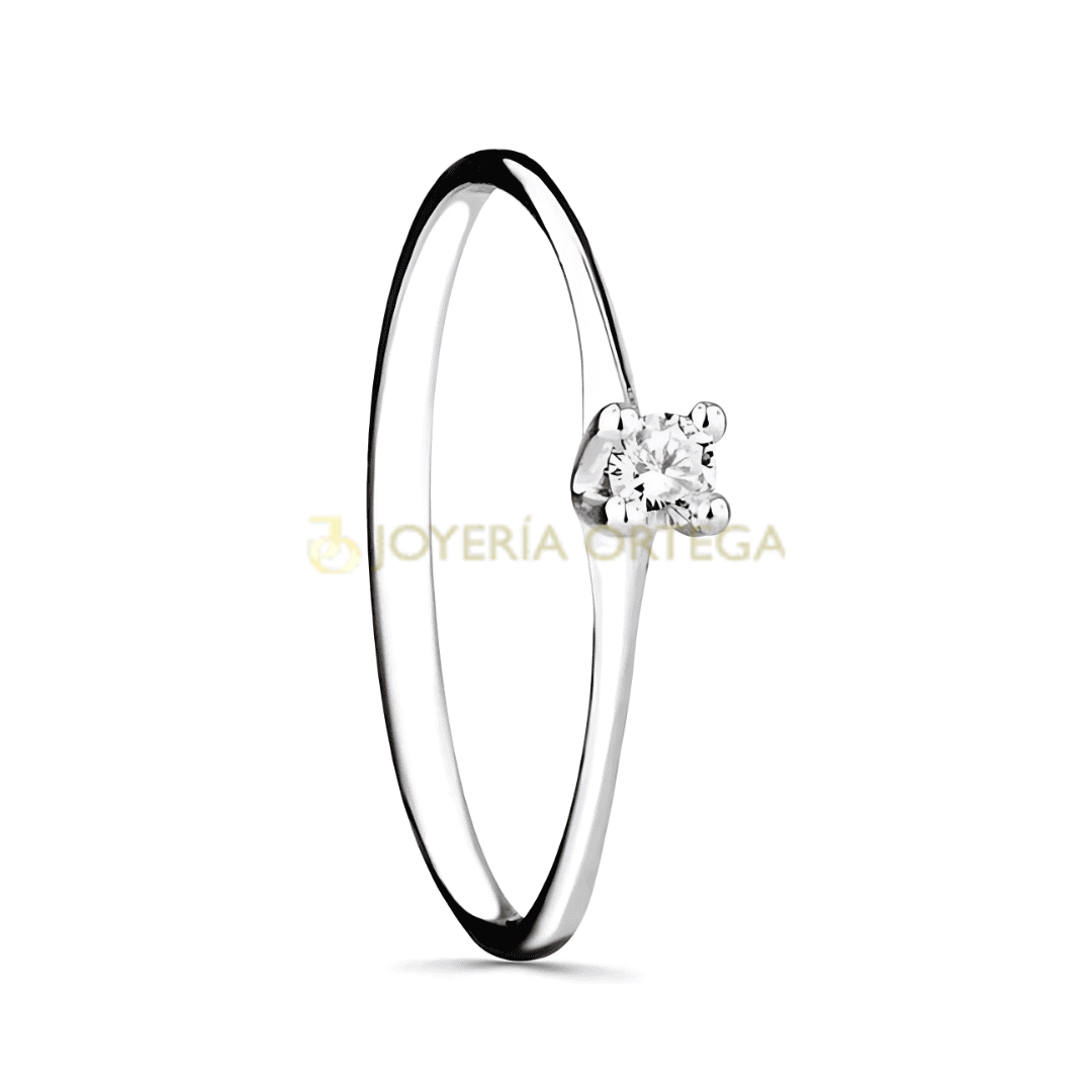 Anillo solitario de diamante sobre fondo blanco.