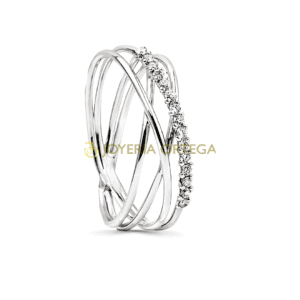 Anillo de plata con diamantes brillantes.