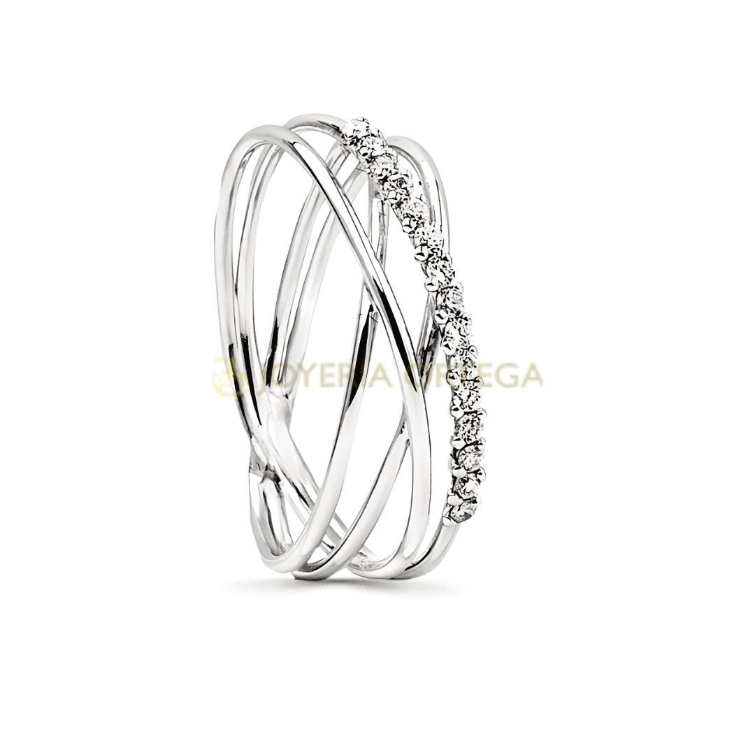 Anillo de plata con diamantes brillantes.