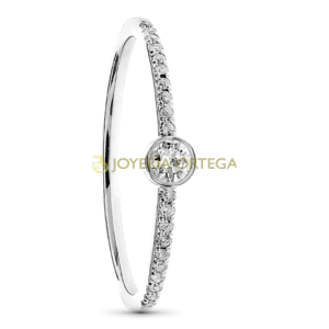 Anillo de diamantes elegante y moderno.