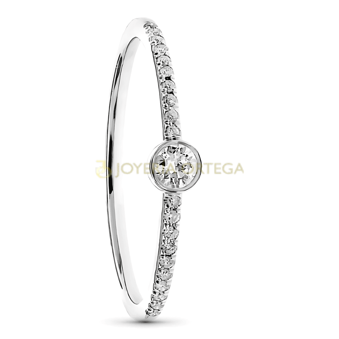 Anillo de diamantes elegante y moderno.