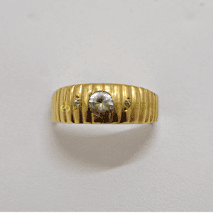 Anillo de oro con diamante central