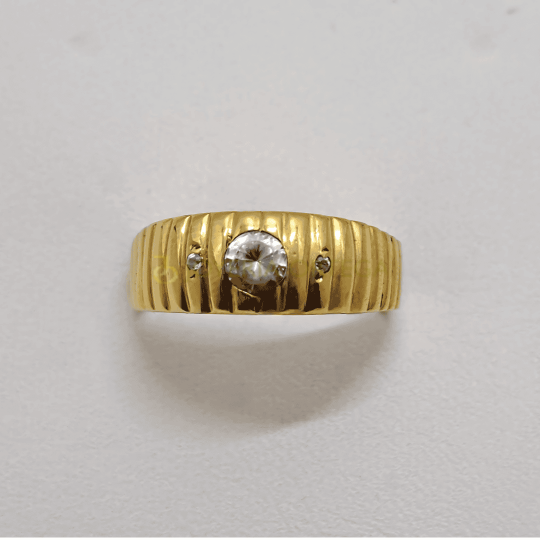 Anillo de oro con diamante central