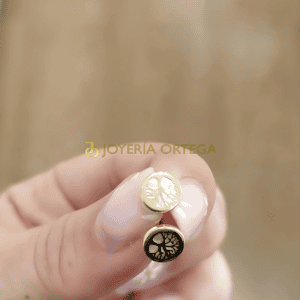 Pendientes árbol dorado y oscuro en mano