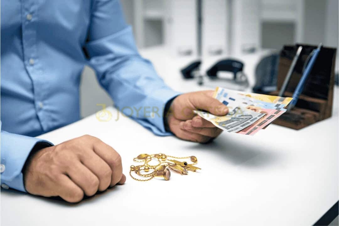 Hombre intercambiando joyas por dinero en escritorio.