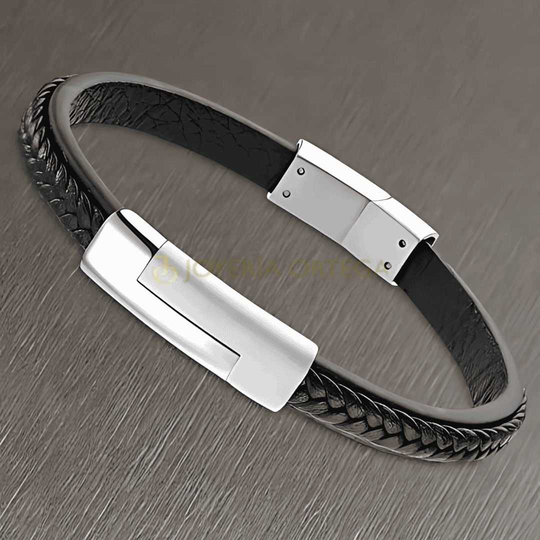 Pulsera de cuero negro con cierre metálico.