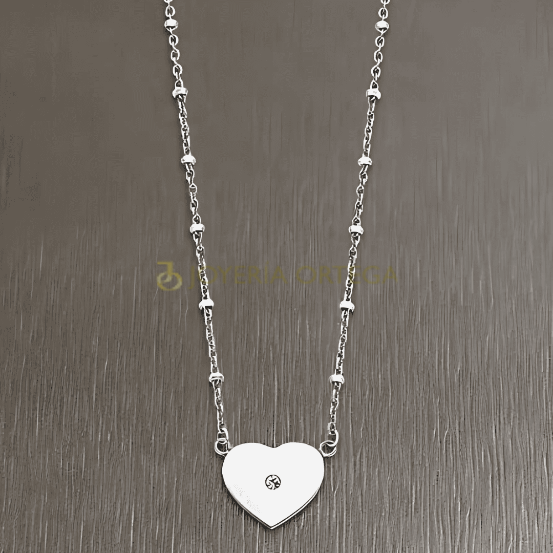 Collar de corazón plateado elegante