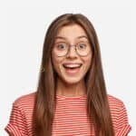 Mujer joven sonriente con gafas y camiseta a rayas.