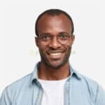 Hombre sonriente con gafas camiseta blanca